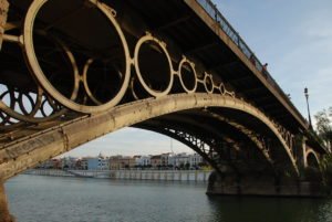 Conoce Sevilla a través de sus puentes